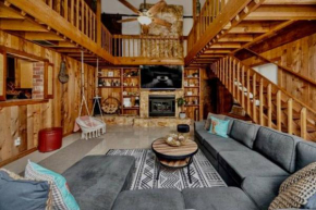 THE CABIN BY THE BEACH: 6 MIN TO BEACH SLEEPS 12